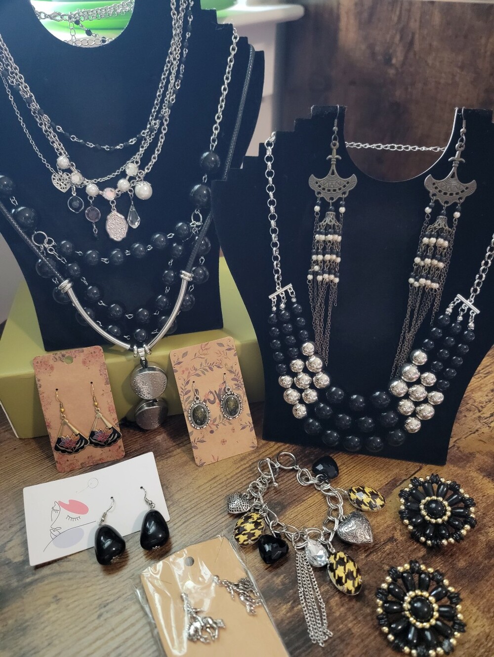 Mixed lot of jewelry bundle